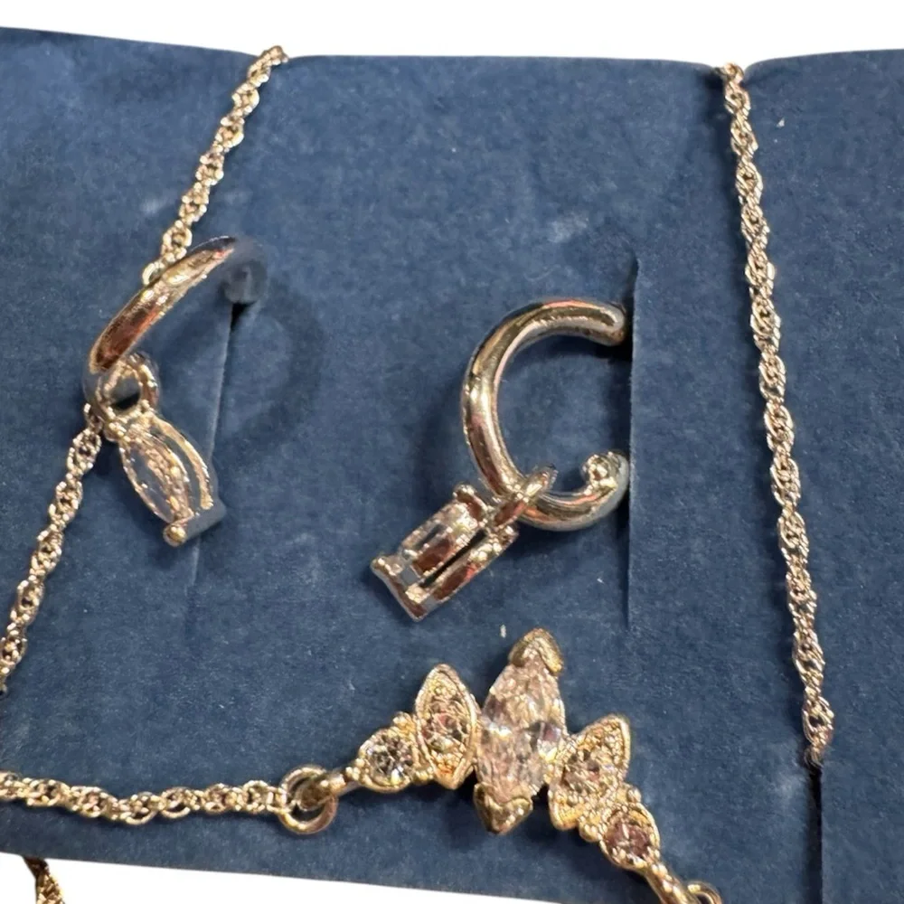 Vintage AVON Elegant Gold Jewelry Set earrings & necklace set IN BOX - Picture 2 of 6